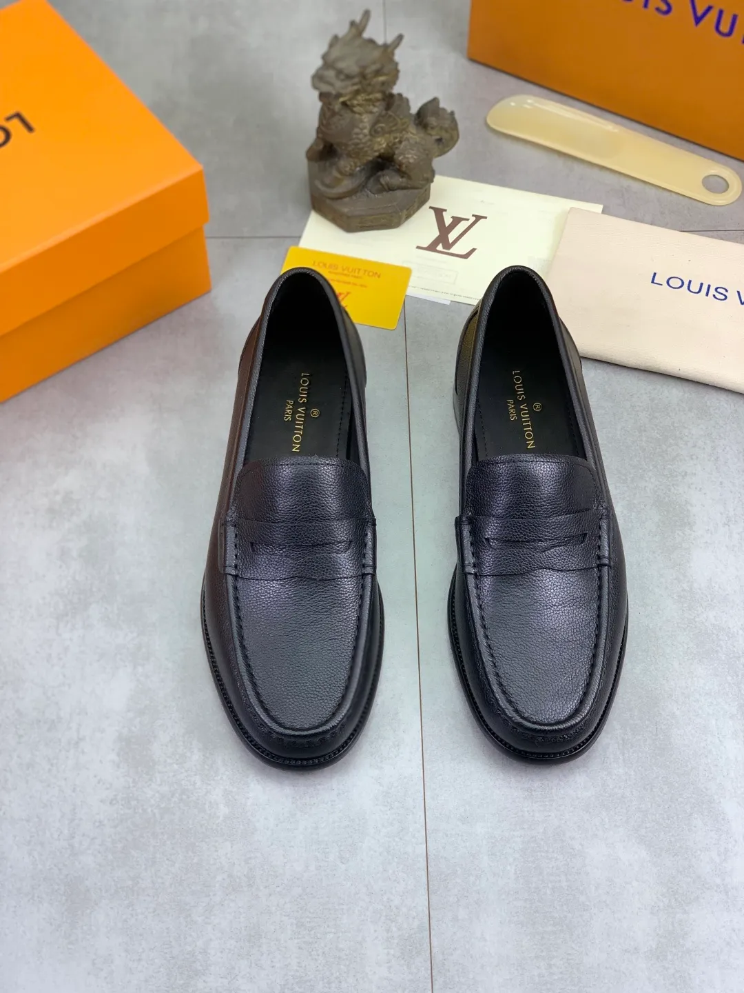 Men's men's shoes 💰P520 New style 💶[LOUIS VUITTON] Water-dyed Niuli Original order New style 🍀LV Louis Vuitton *——Top version of LV classic leather shoes! Made of imported original calfskin, original leather side strips and wear-resistant high-end rubber outsole! High quality products! Color: Black optional Size: 39-44 (45 customized)